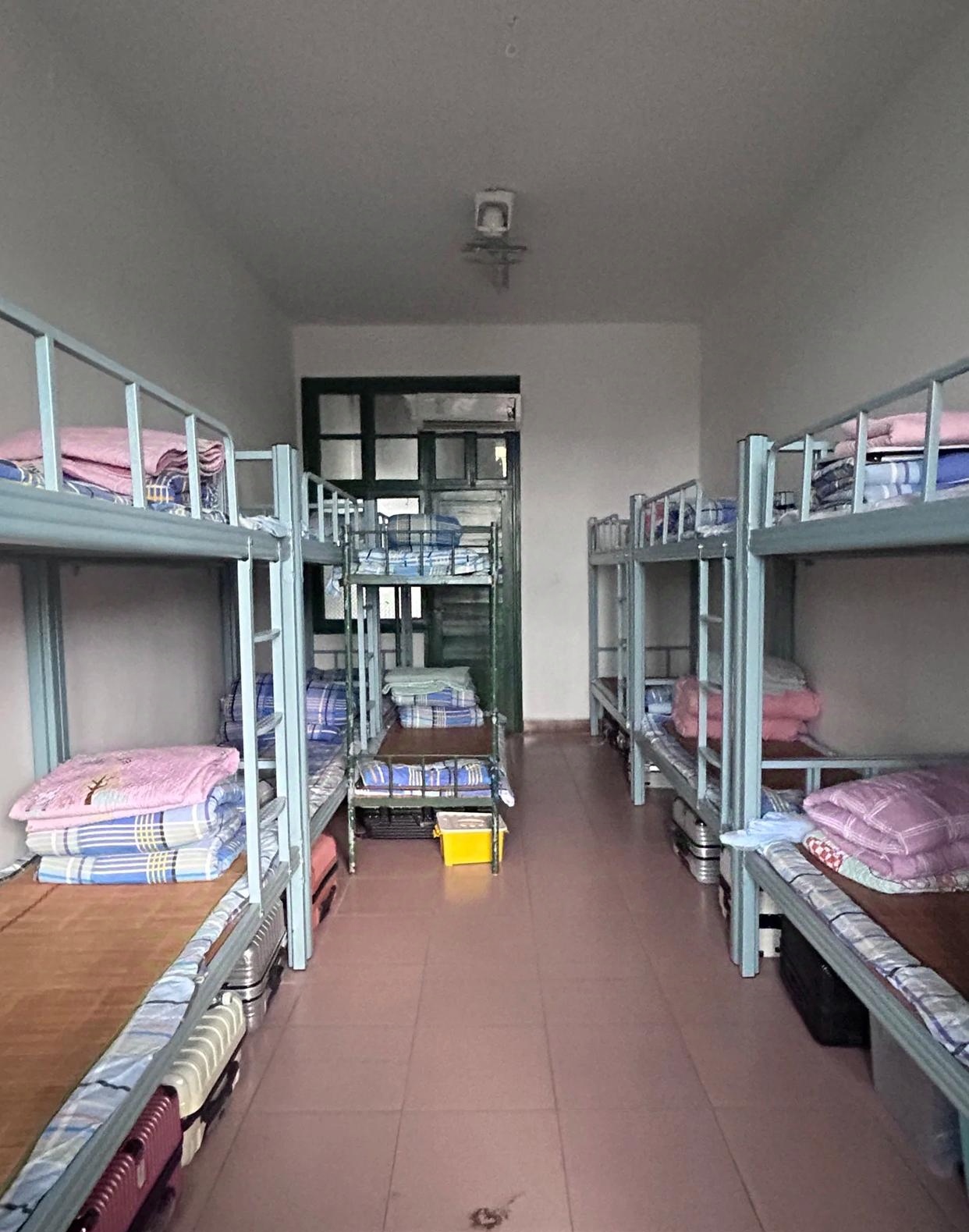 怀着满心期待来到大学,可当我踏入宿舍的那一刻,却惊讶地发现这里的