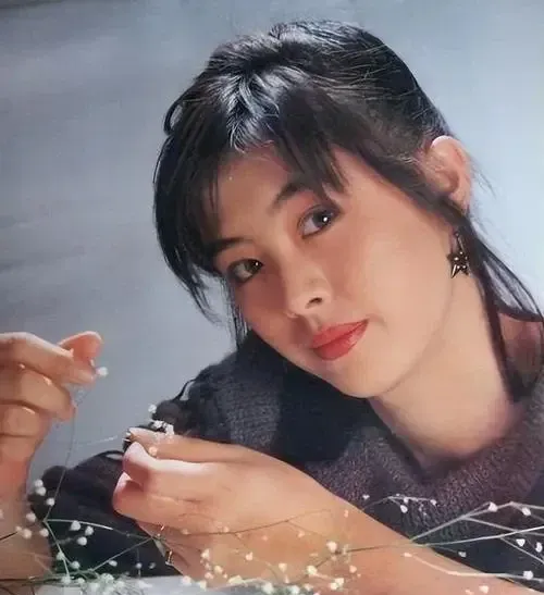 王祖贤的演艺事业如日中天,频繁参加各种访谈节目成为了她生活的一