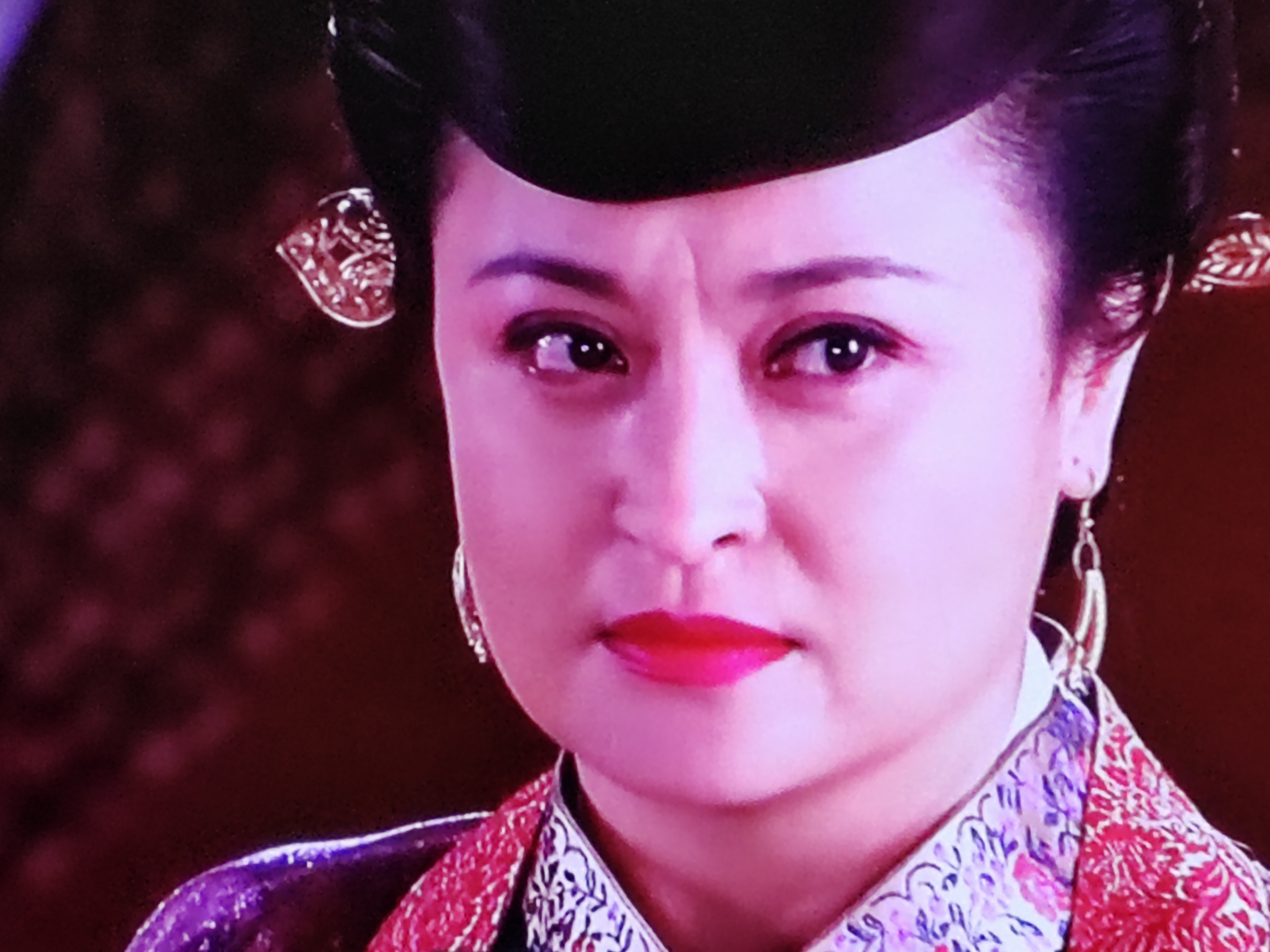 今天偶然看到她演的一部电视剧,轮廓还在,岁月的痕迹在她身