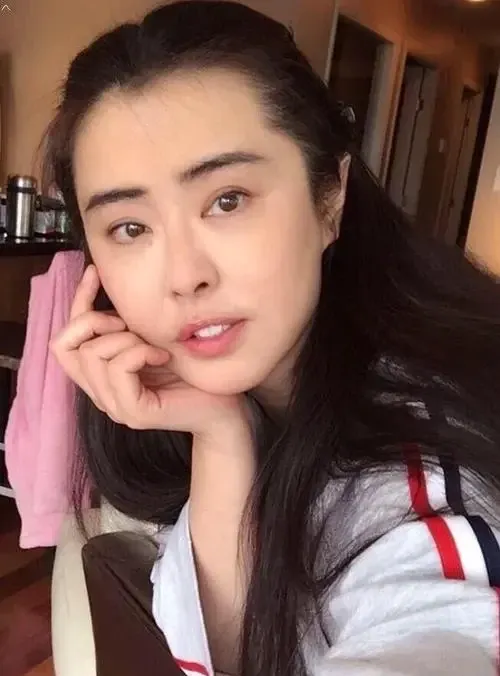 王祖贤的演艺事业如日中天,频繁参加各种访谈节目成为了她生活的一