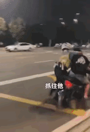 河南郑州又现"鬼火少年"交警拦车被拖行数十米,甚至当面炫技