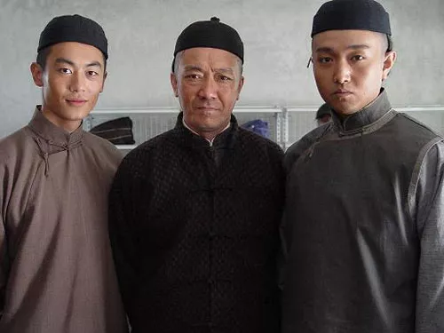 2006年,《闯关东》筹拍阶段,朱亚文从老家带来一大筐大闸蟹,陪着笑脸"