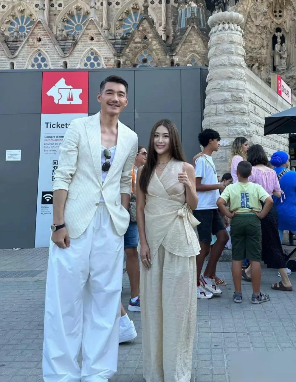 胡军确实身高惊人!  他比那些1米8的模特还要高出整整一个头呢.