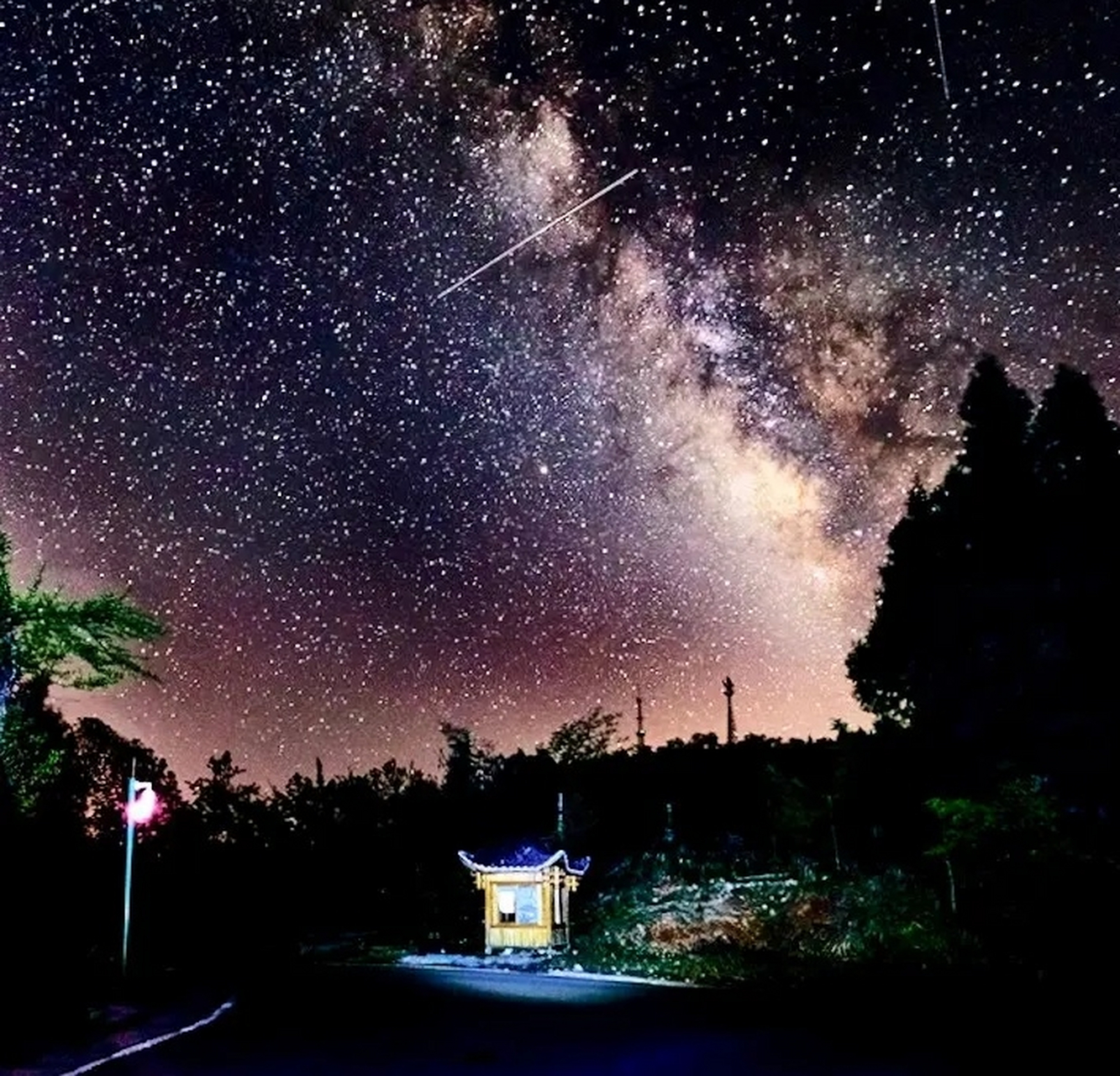 当夜幕悄然降临,星辰在浩瀚苍穹中闪烁,宛如璀璨的宝石洒落天际.