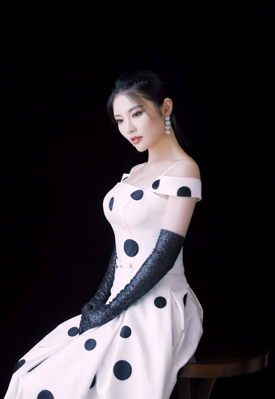 徐冬冬,白色黑点吊带抹胸裙,好身材凹凸有致!