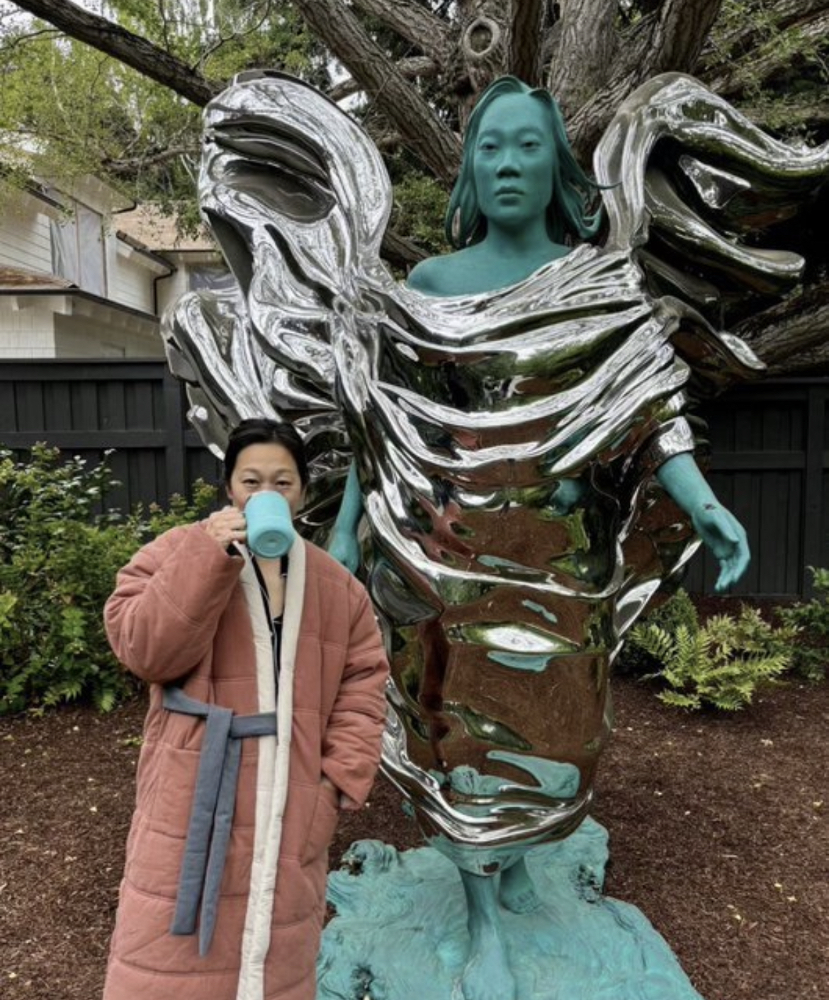 马克·扎克伯格在自家院子里竖立了一座妻子的巨型雕像