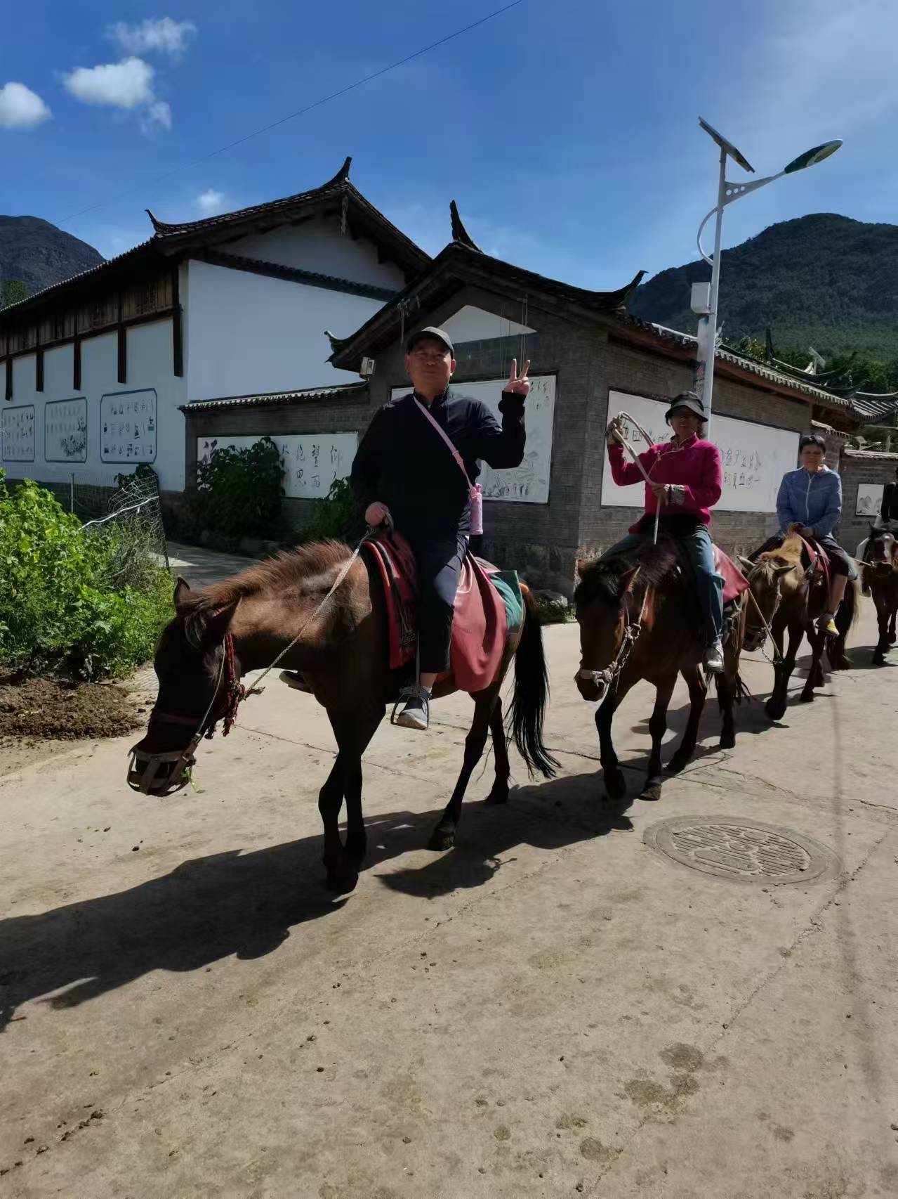 骑马云南丽江拉市海茶马古道,感受千年马帮的艰辛与传奇