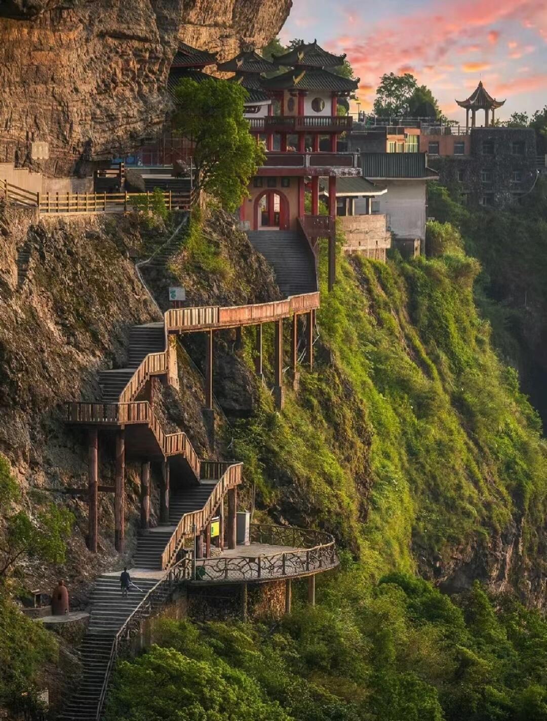 平和县的灵通山,以其独特的自然风光和深厚的文化底蕴,被《国家地理》