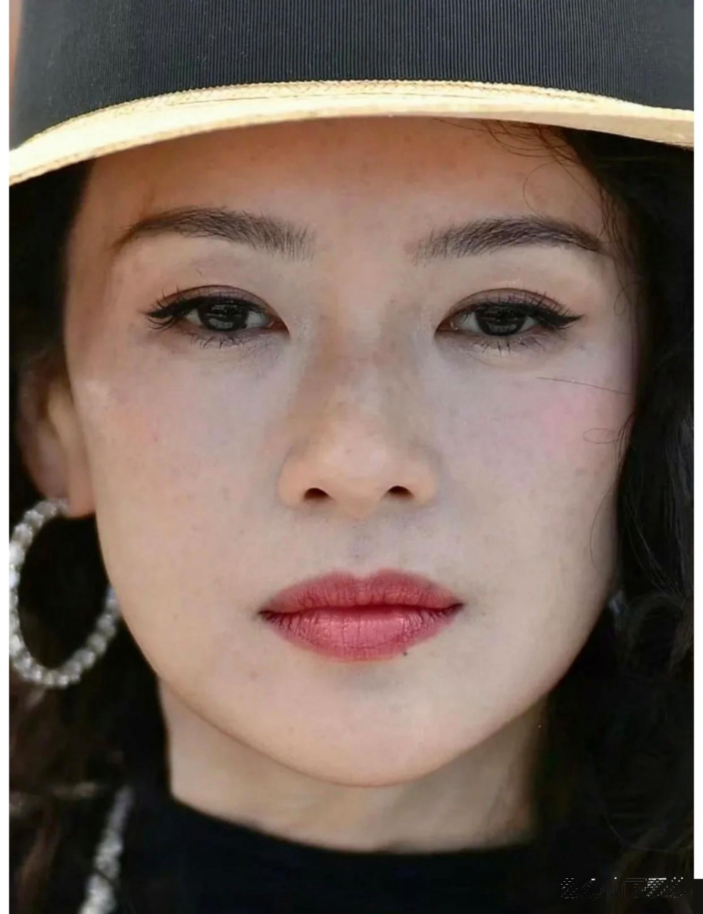 章子怡生图真是太美了,她不仅是骨相美女,还是天生的电影脸,眼神冷艳