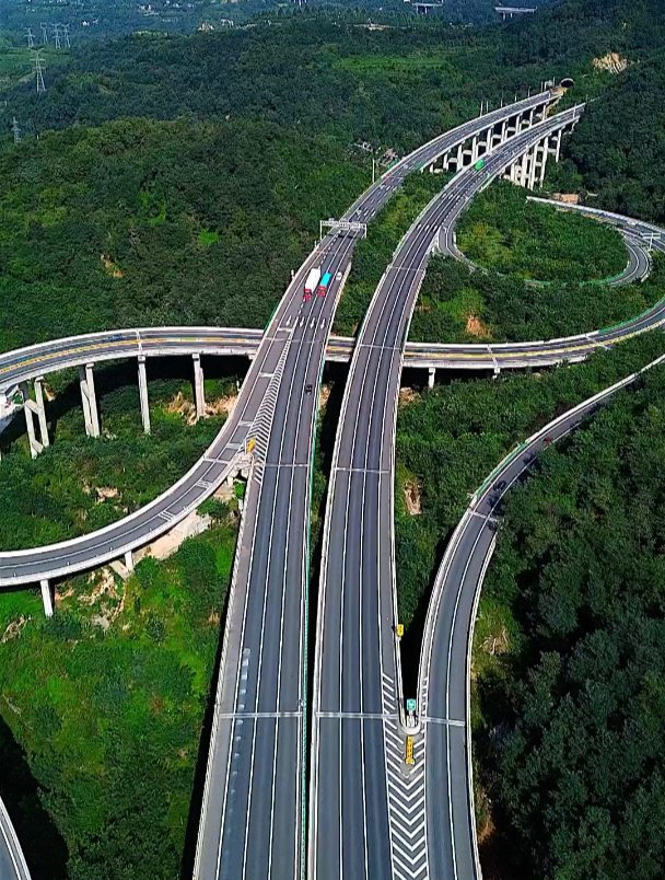 我国高速公路里程达18.36万公里,航拍银昆高速宝鸡南互通立交