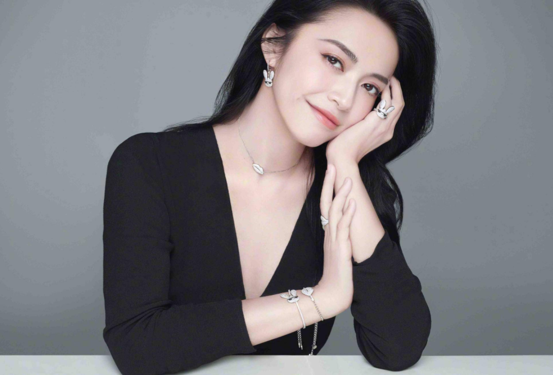 当着姚晨的面,让曹郁写下保证书:一,结婚后,家里的财政大权归姚晨管理