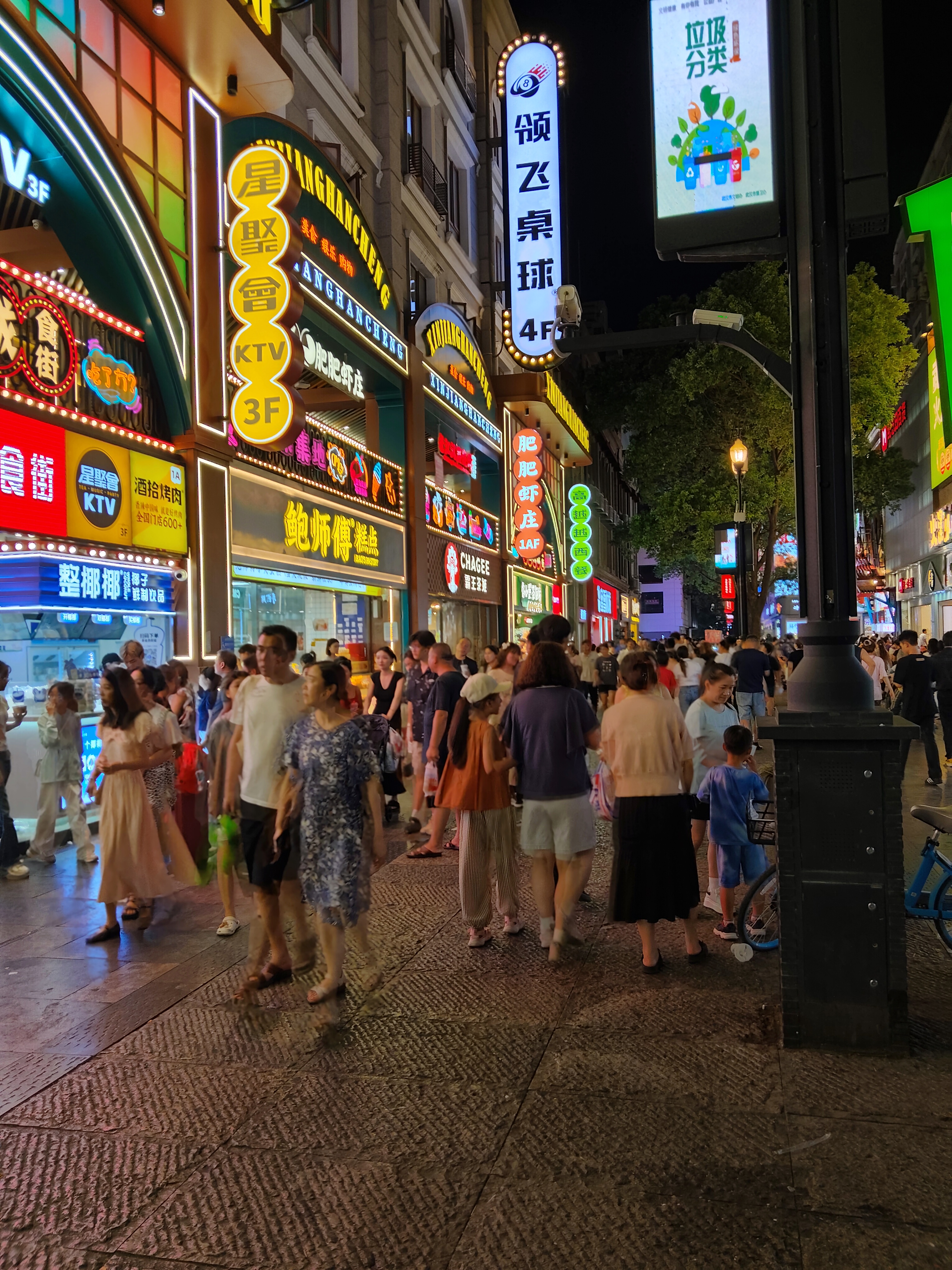 有我家小伙子陪着逛,武汉江汉路步行街也显得很有意思!