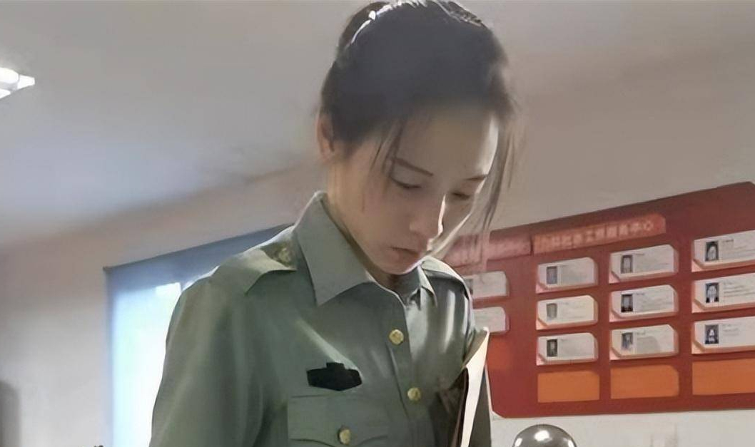 浙江"00后女枪王",因一张宣传照火遍全网,退伍后又成法学硕士