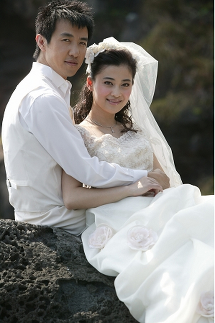 2010年,李小冉前男友找人去砍了李小冉现任鄢颇,鄢颇被砍多刀,骨头都