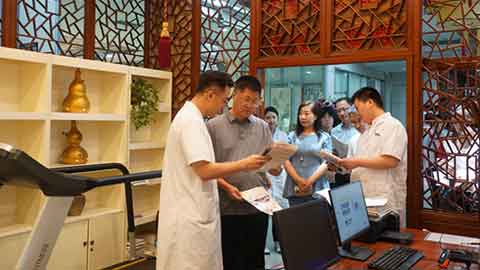 大连市体育局局长赵日强来到大连神谷中医医院调研