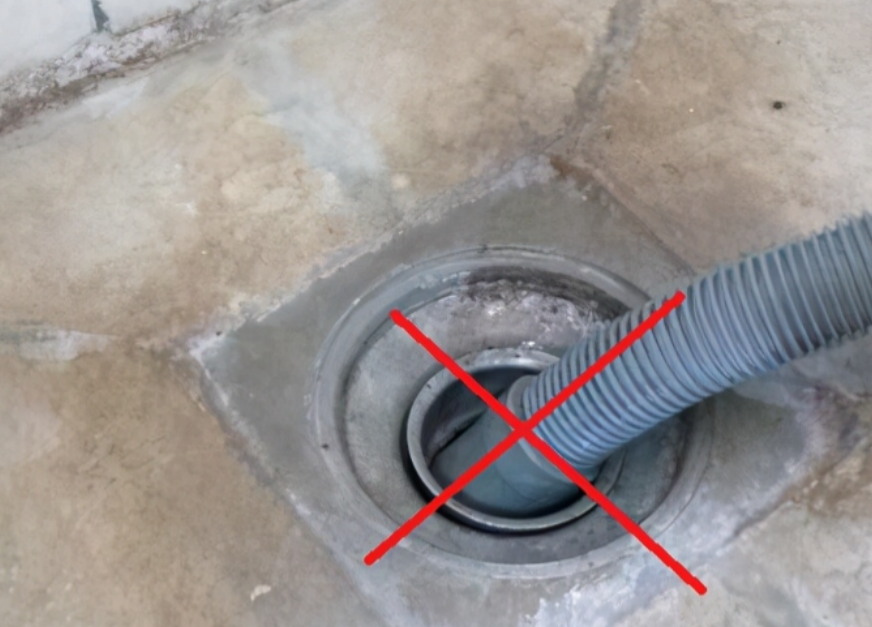 一半人把洗衣机排水口插地漏,笨死!瞧聪明人做法,那叫一个高级