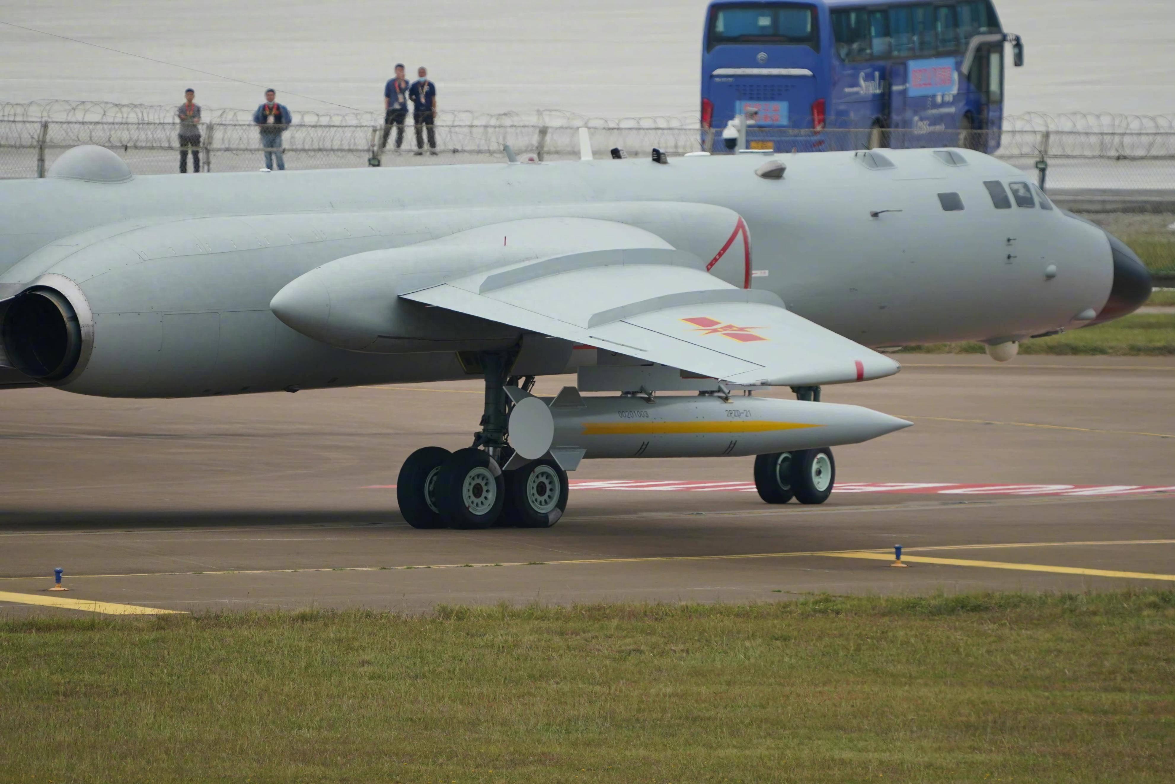 轰6N空射弹道导弹图片