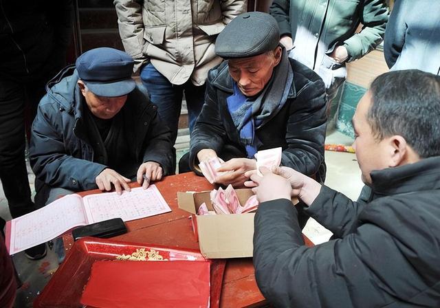 老家葬礼上,一共来了6个年轻人,我知道老家没有回去的必要了