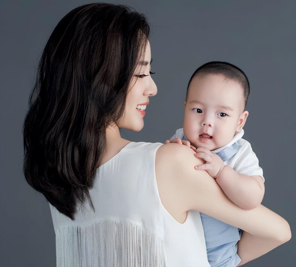 央视主持人李思思:嫁给普通丈夫,婚后生两子,风光背后有艰辛