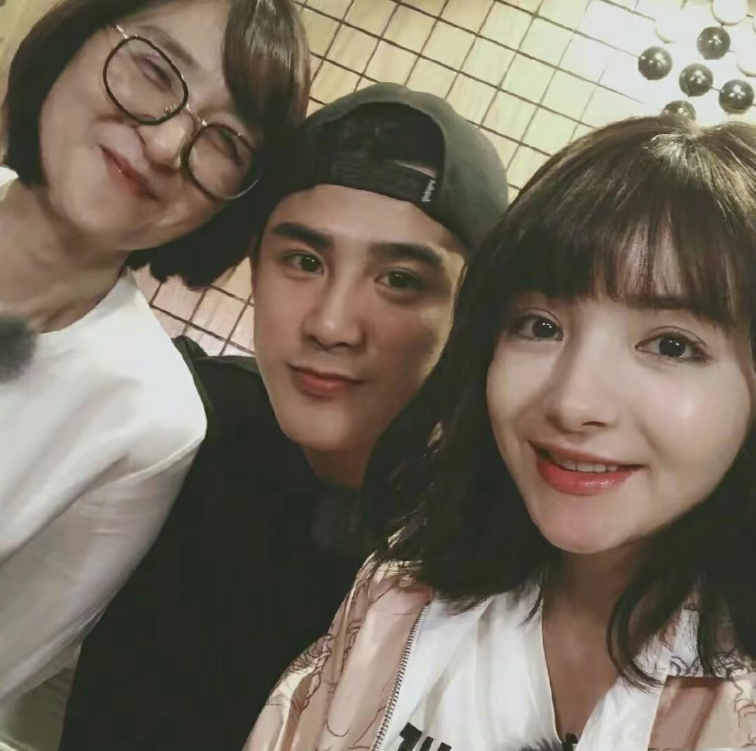 的夫妻之一,夫妻面对面好甜蜜,儿女都是高颜值,最出众还是麦迪娜婆婆