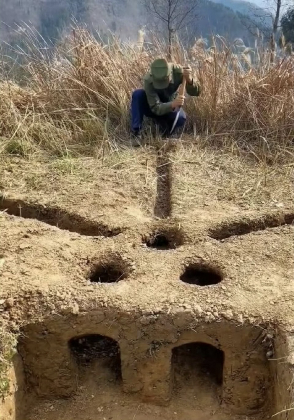上世纪我军战士挖掘的野外无烟灶,可以保证一百米外不见火