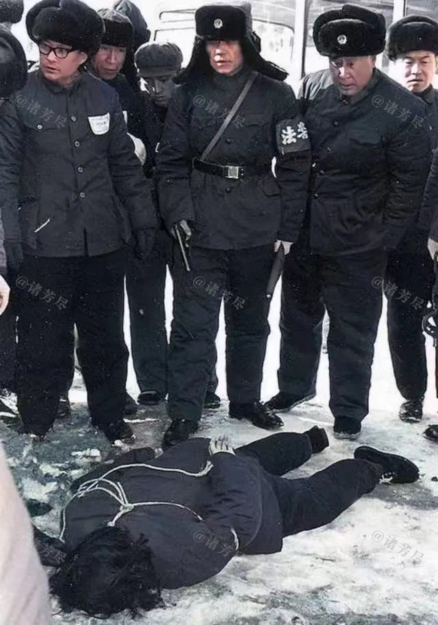 这是来自上世纪80年代"处决死刑犯"现场的照片,镜头前一名女犯人刚刚