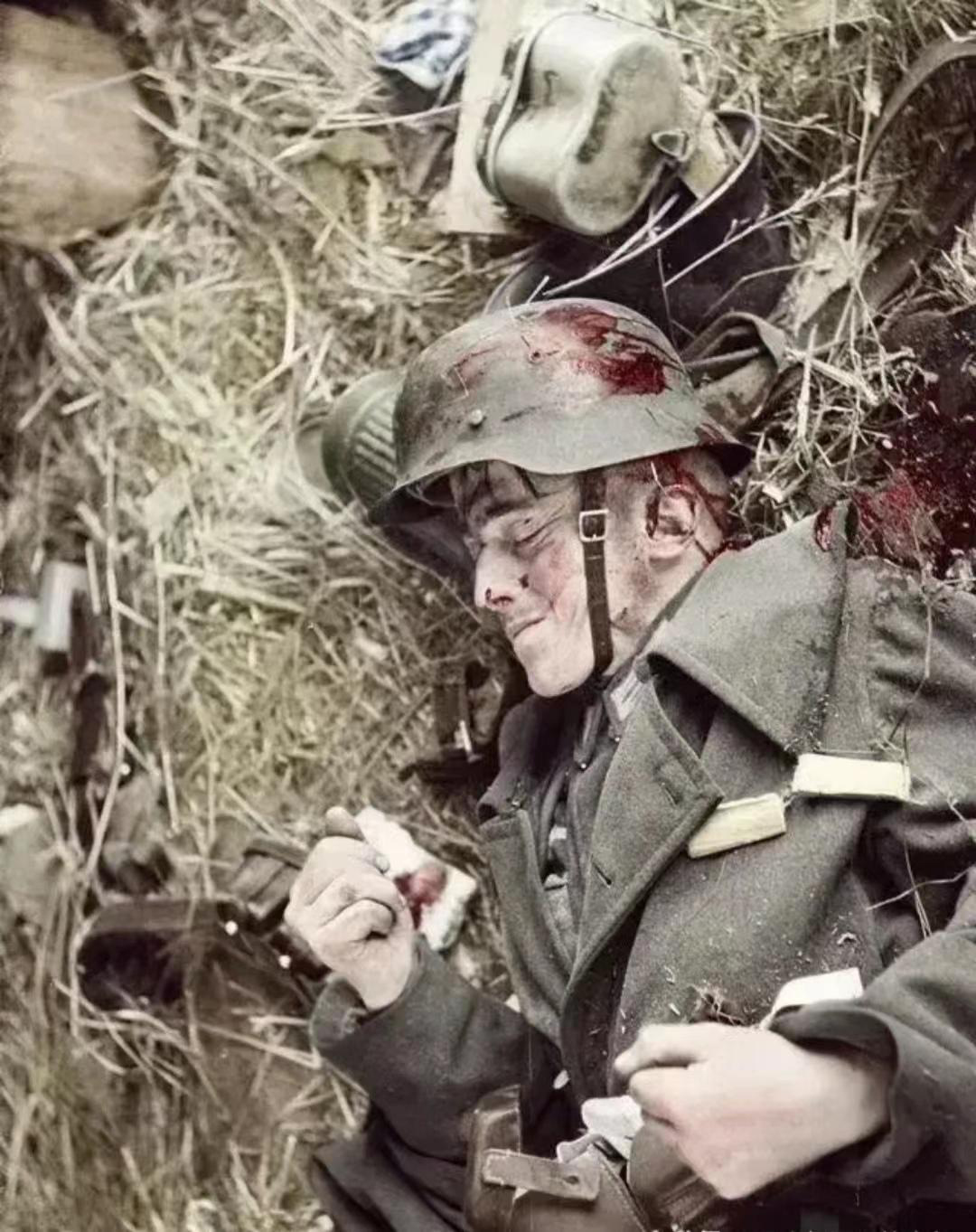 1944年,欧洲战场,一名纳粹德国士兵战死沙场后,随军记者拍下了这张