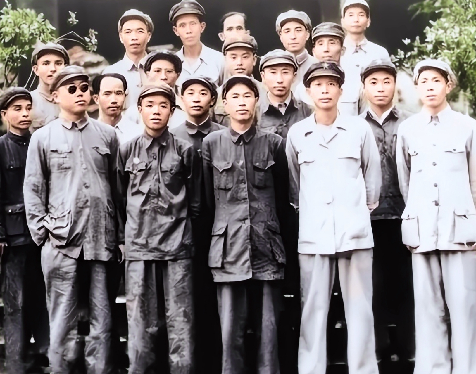 1950年5月10日,海南岛解放后参与组织指挥海南岛战役的指挥员们在一起