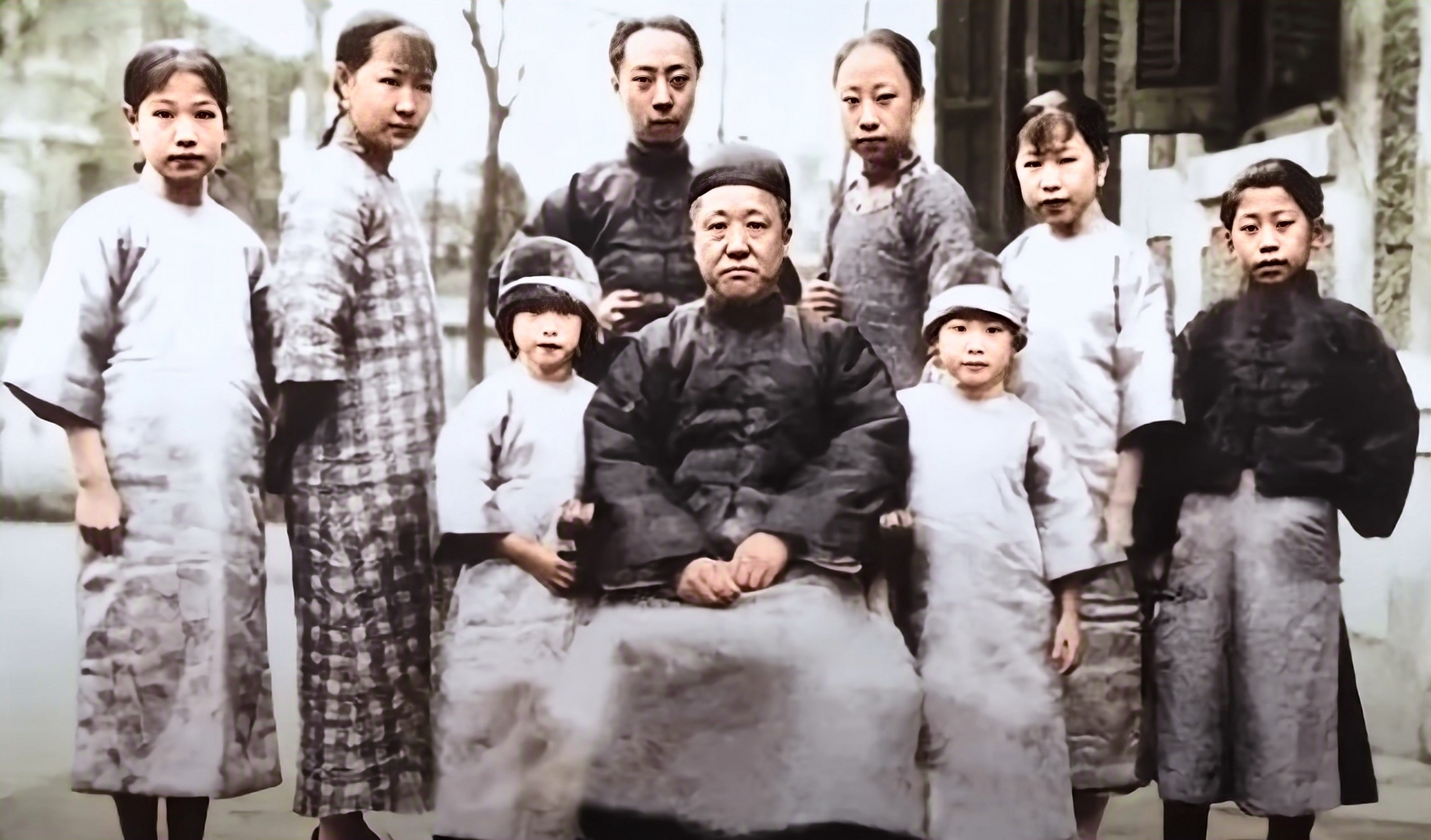 这是一张醇亲王载沣的全家福 在这张珍贵的照片中,可以看到醇亲王载沣