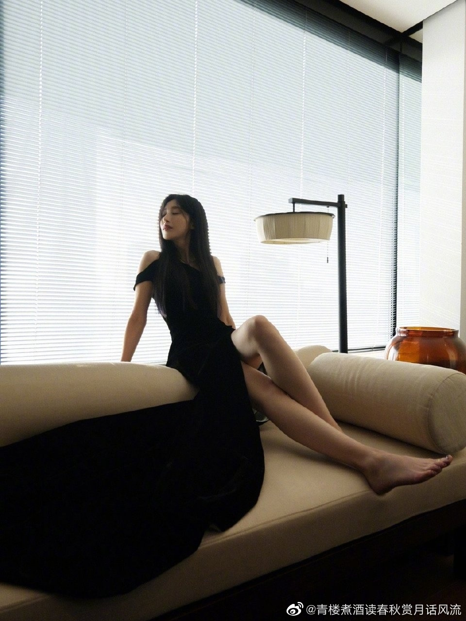 张俪 脚上这戒指就没摘过[doge]