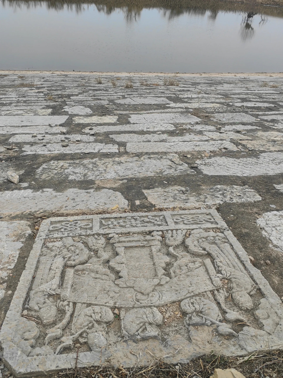 眼前这座水坝,竟是用百余块"清代墓碑"筑砌而成,着实令人大开眼界.