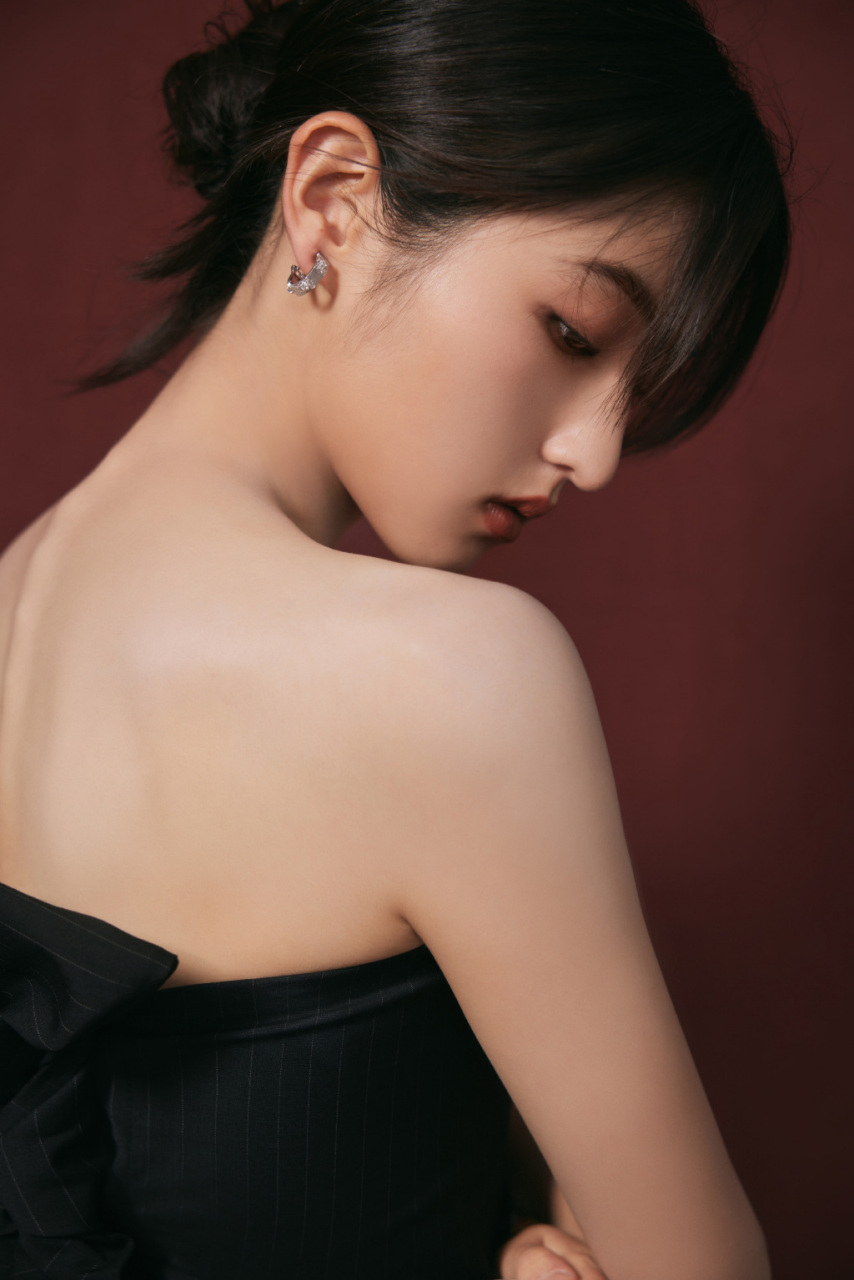 张子枫的锁骨# 张子枫华表奖条纹抹胸搭配修身长裙造型,这锁骨好绝!