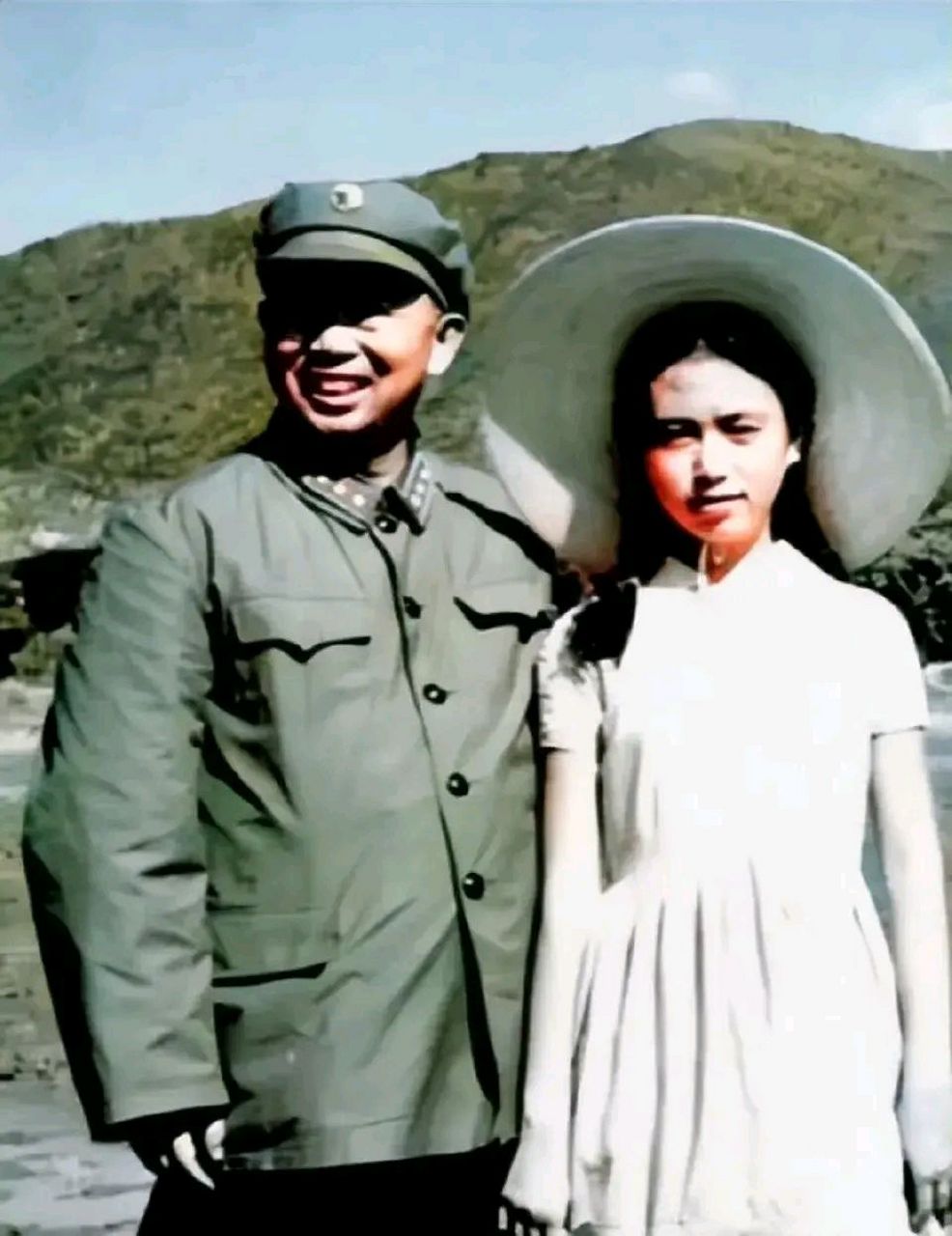 一张刘亚楼和女儿的珍贵合影 1964年,福建省漳州市 刘亚楼司令员 和长