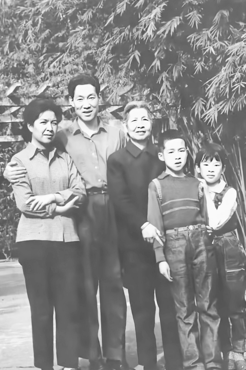 珍贵的照片第一次见,曾志和女儿陶斯亮,女婿张冀,两个外孙的合影,小