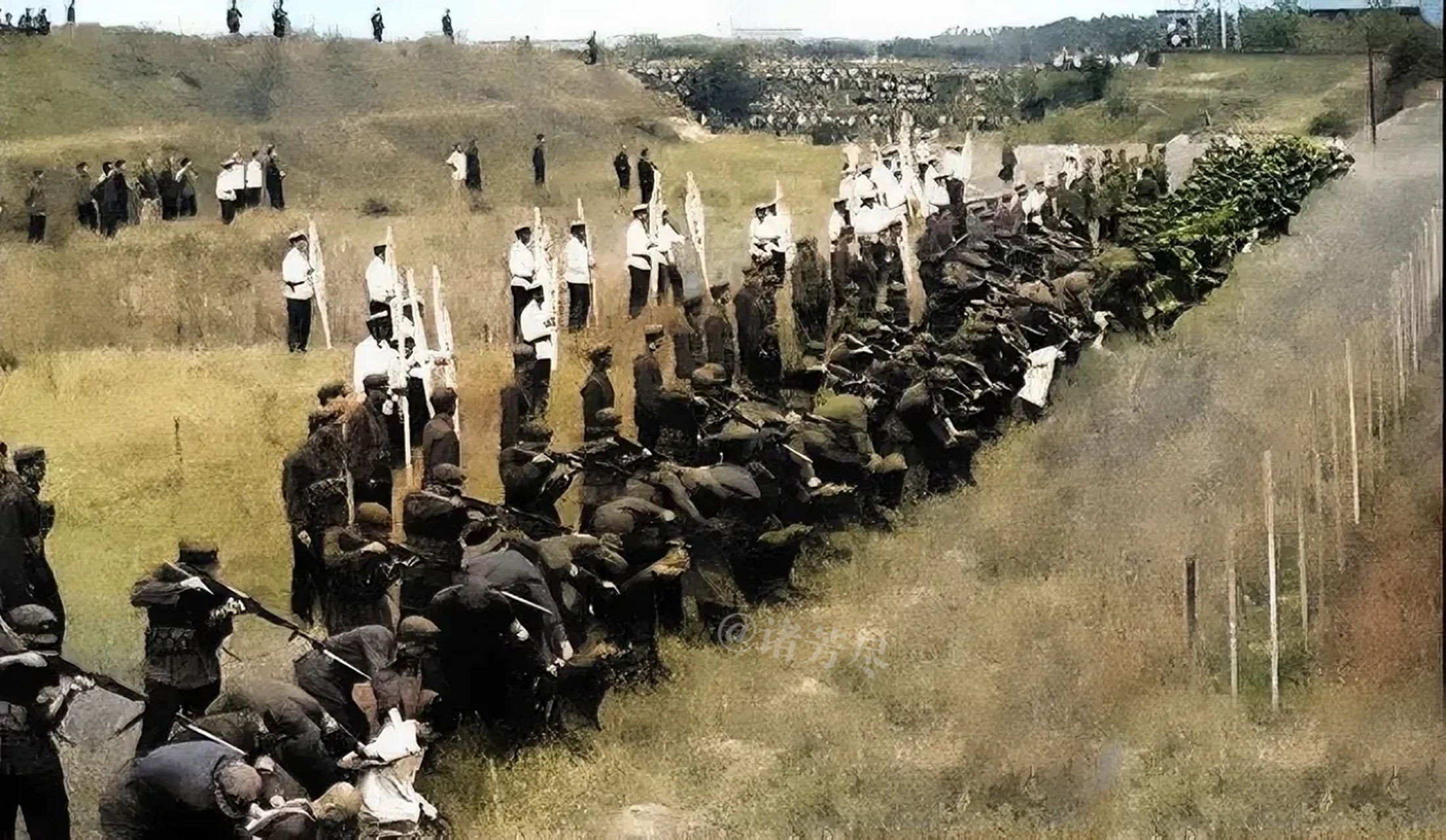 这是来自1983年某地郊外刑场的一张罕见照片,当时对违法乱纪的惩罚