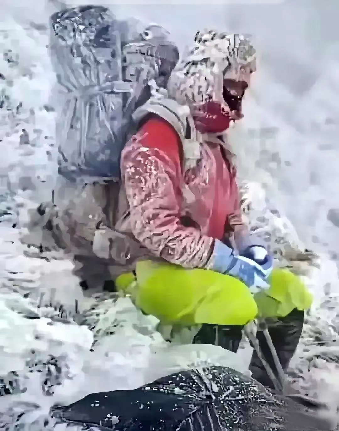 一位失踪多年的登山者在被人找到时,仍保持了生前最后的姿势