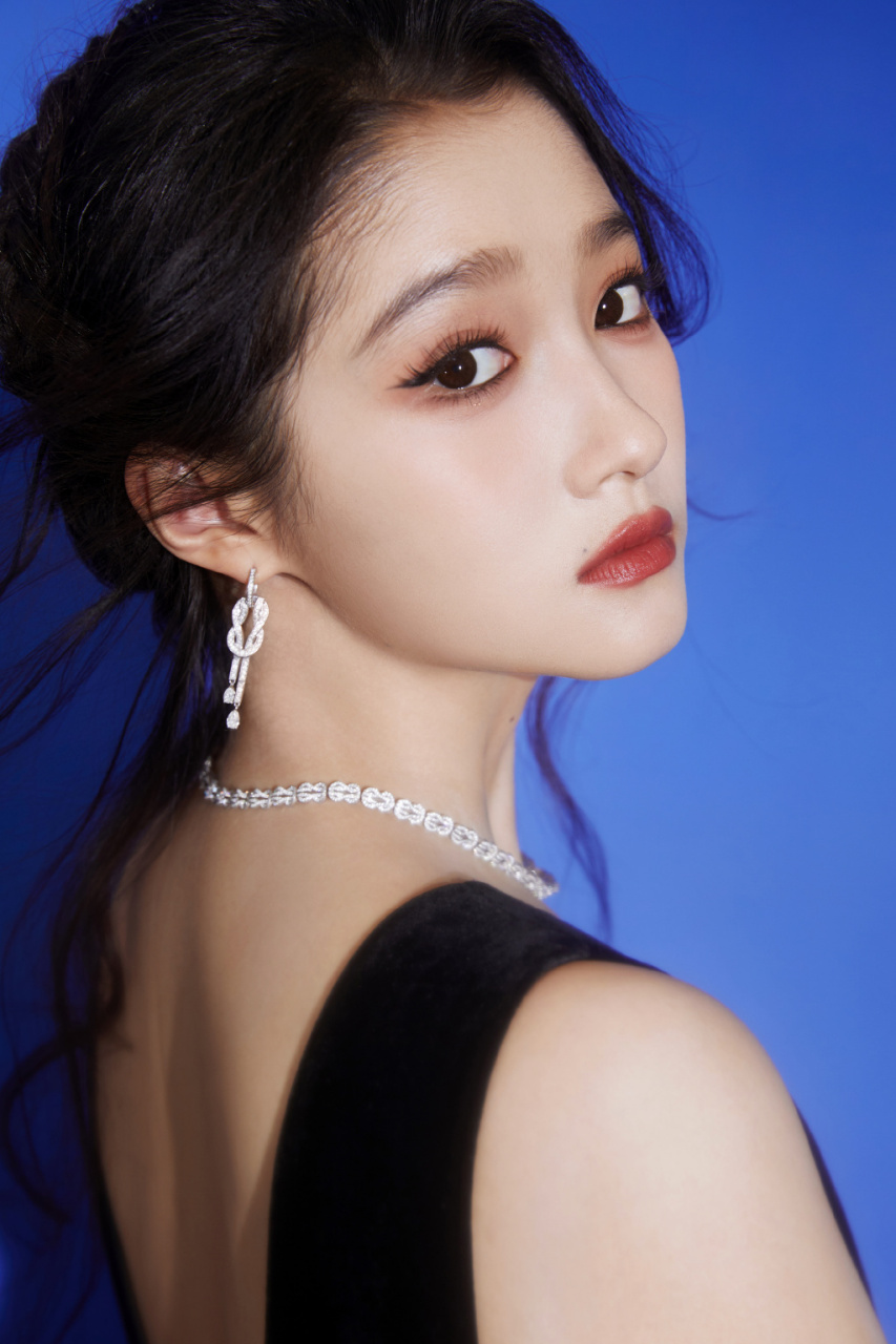 关晓彤 #关晓彤开叉刺绣裙