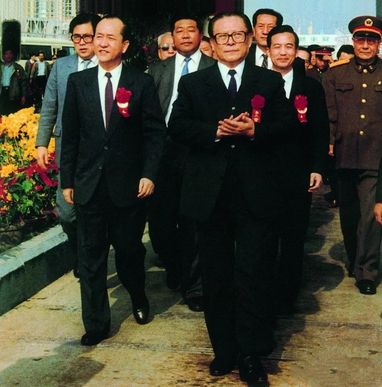 1991年12月19日上午,江同志参加横跨高集海峡的厦门大桥通车典礼.