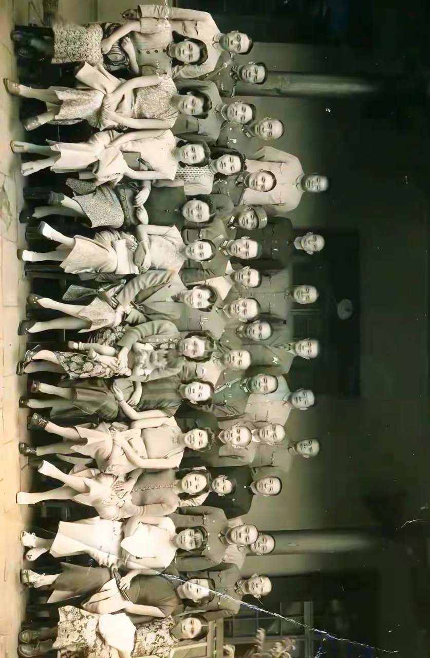 一张罕见的高清民国老照片,一众国军高官携阔太太们的大合照