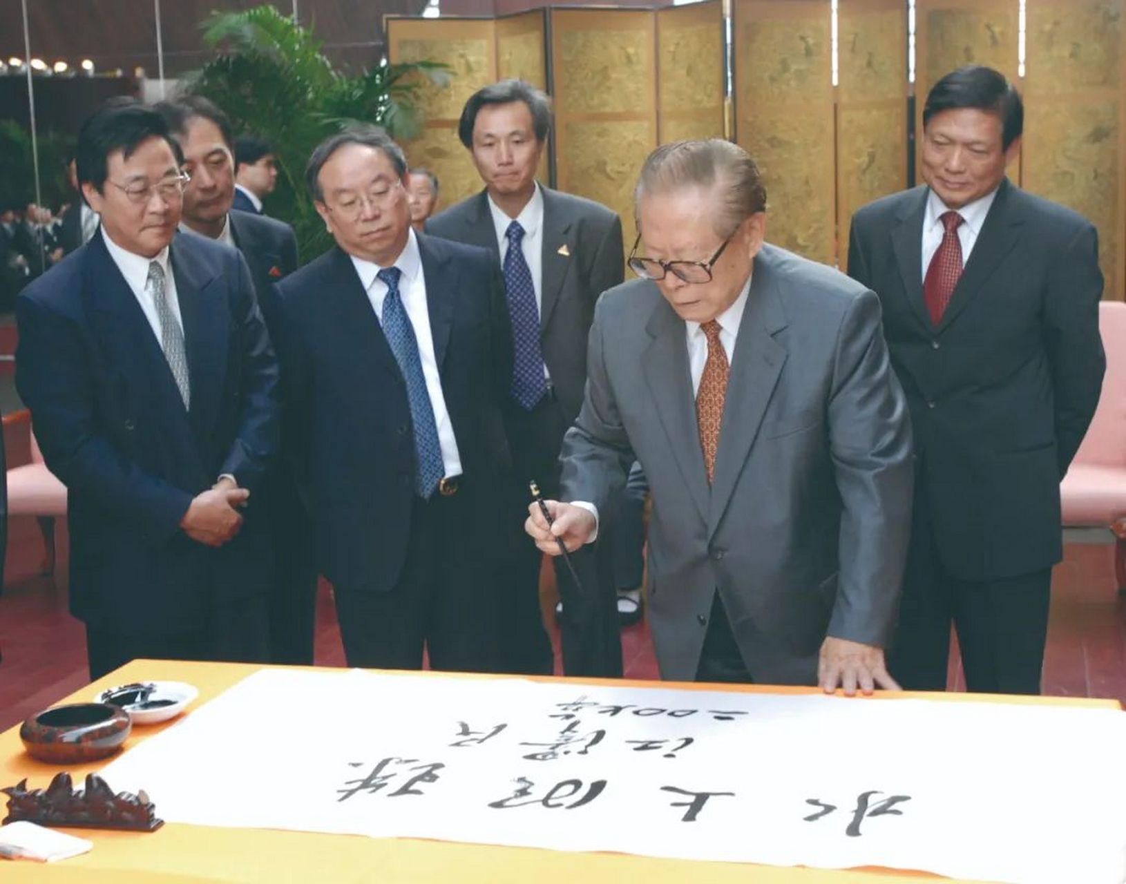 2007年9月21日,江同志为国家大剧院题词"水上明珠".