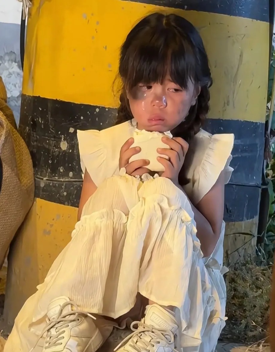 后,家里发生了变故,妻子去世,自己生重病,小女孩的做法却让人泪目