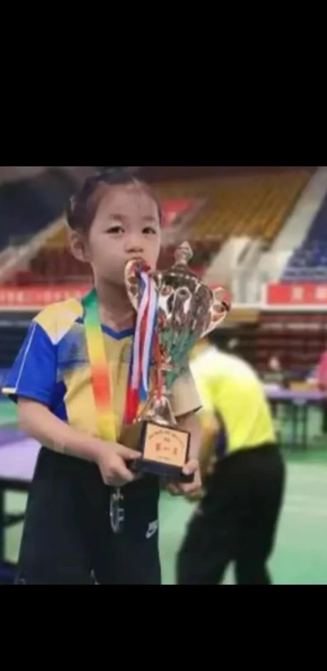 大家还记得李依依吗,那个乒乓球小神童,四岁练球,五岁拿到全国少儿