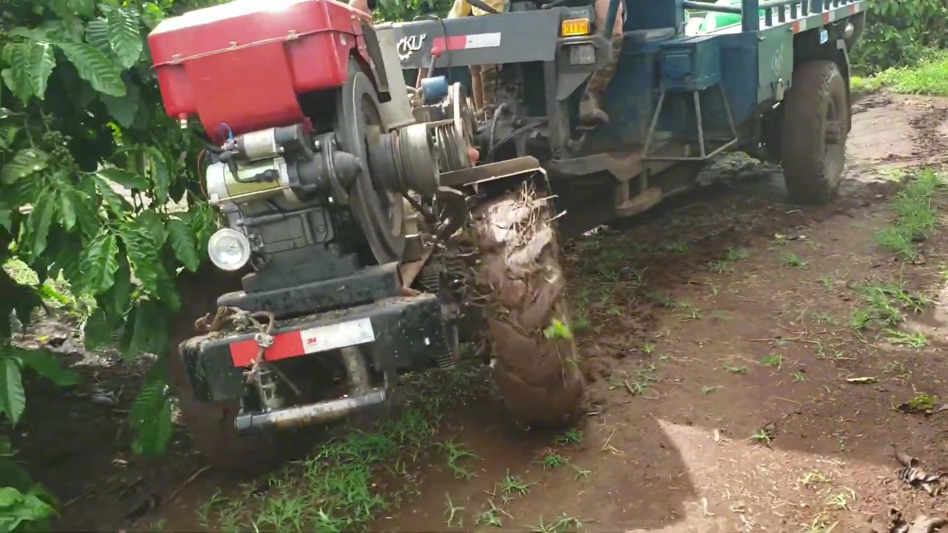 还好有绞盘在四驱拖拉机