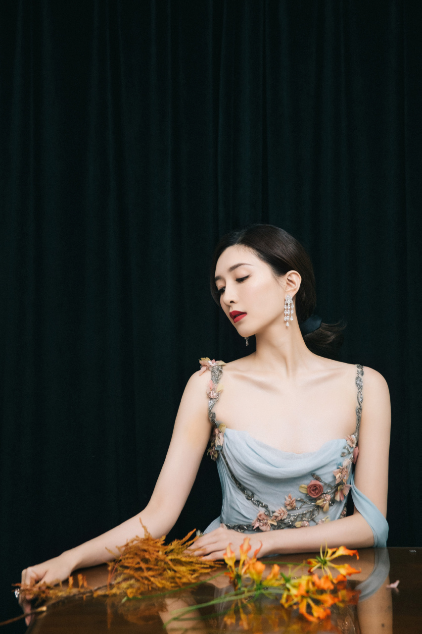 江疏影演绎蓝色浪漫:刺绣吊带裙,轻盈步伐勾勒曼妙身姿