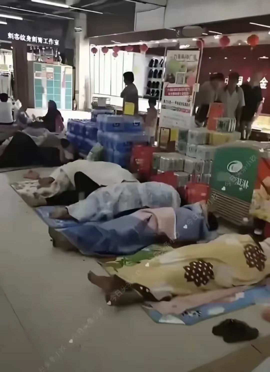在湖北武汉,有个开超市的老板在网上倒苦水,他讲,他的超市每天都有