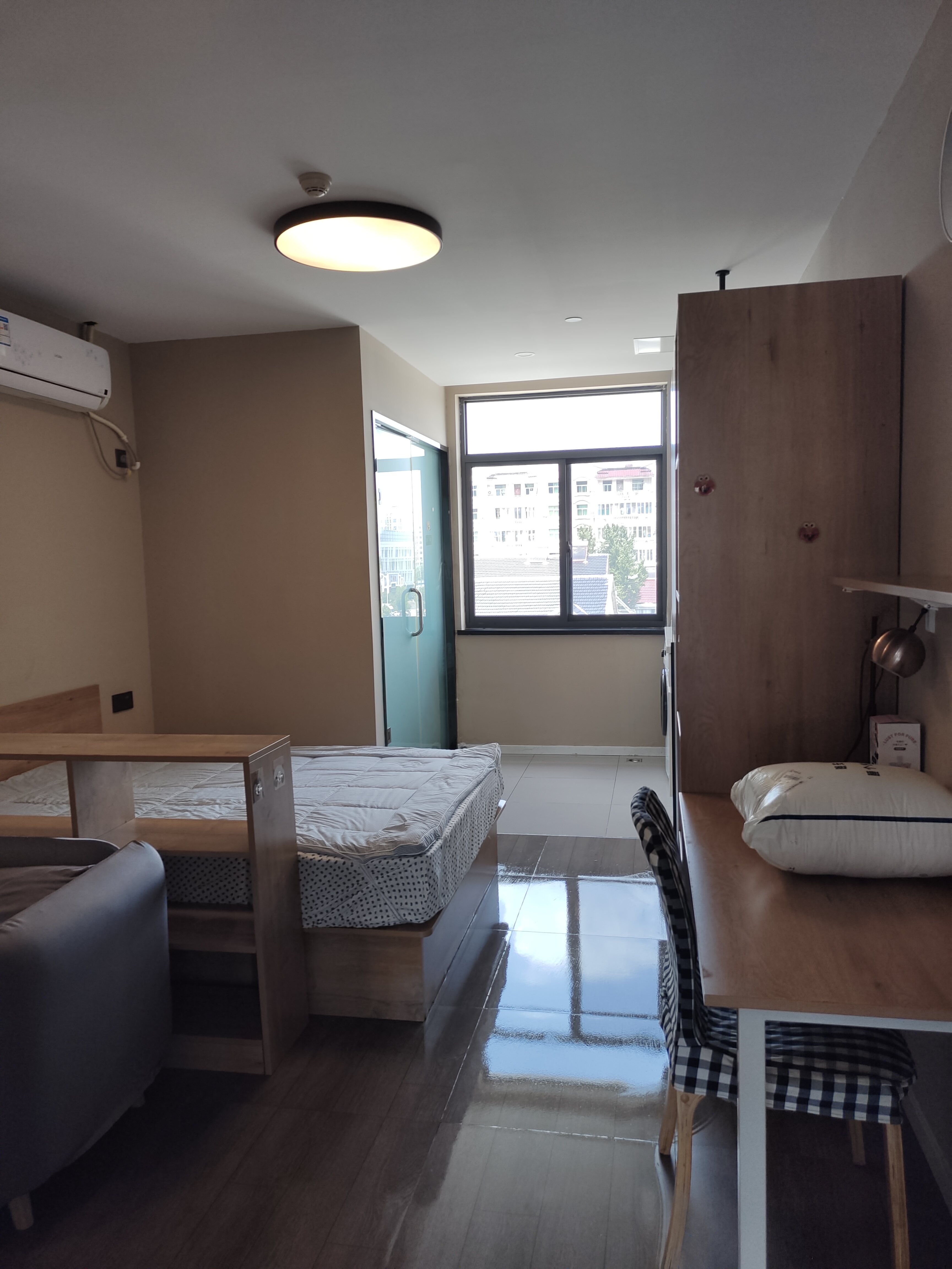 一个小时50,干了六个小时,兼职挣了300块钱,这钱