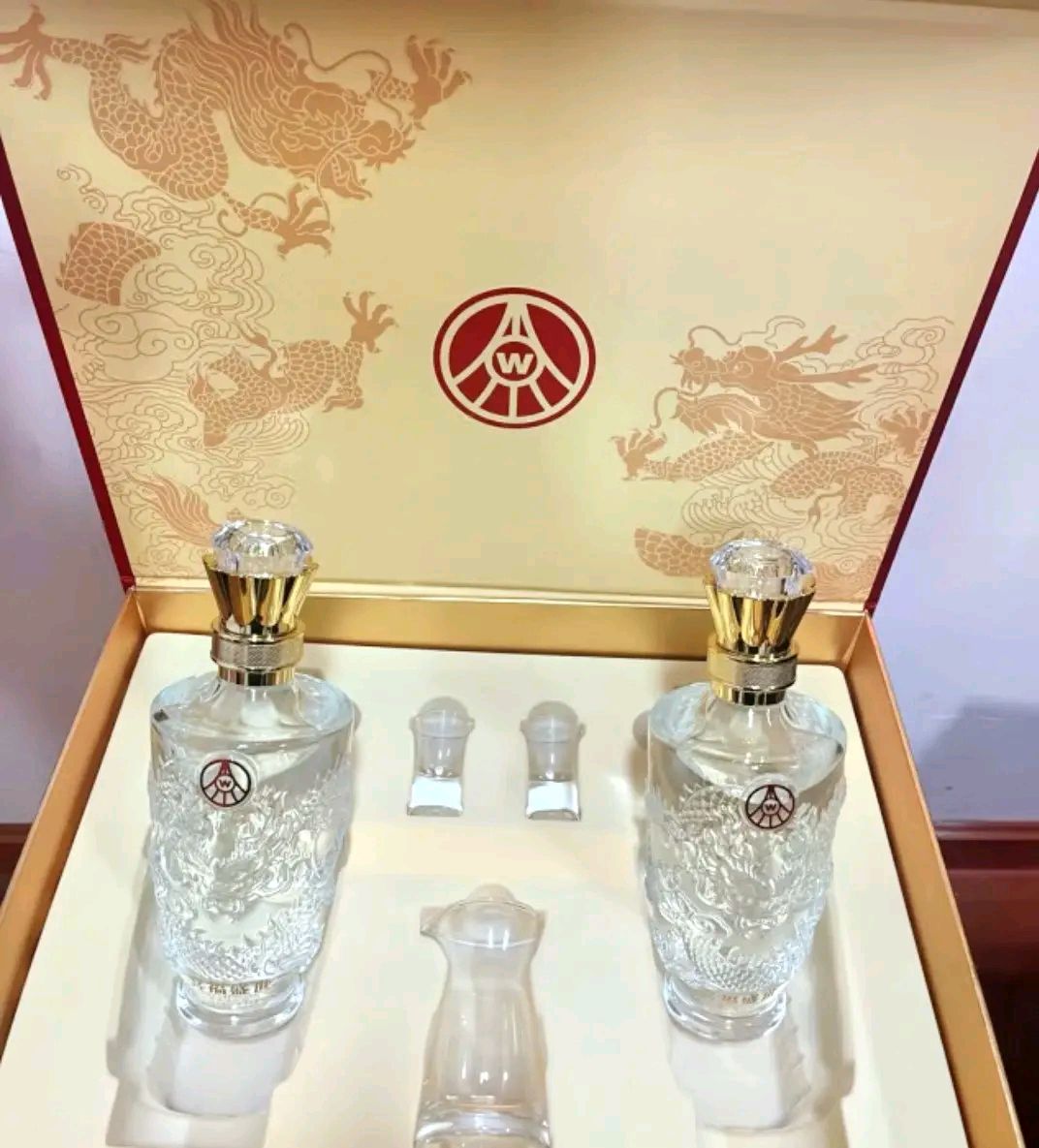 五粮液官方授权,浓香型白酒,52度优级,龙年礼盒装,喜庆又精致.