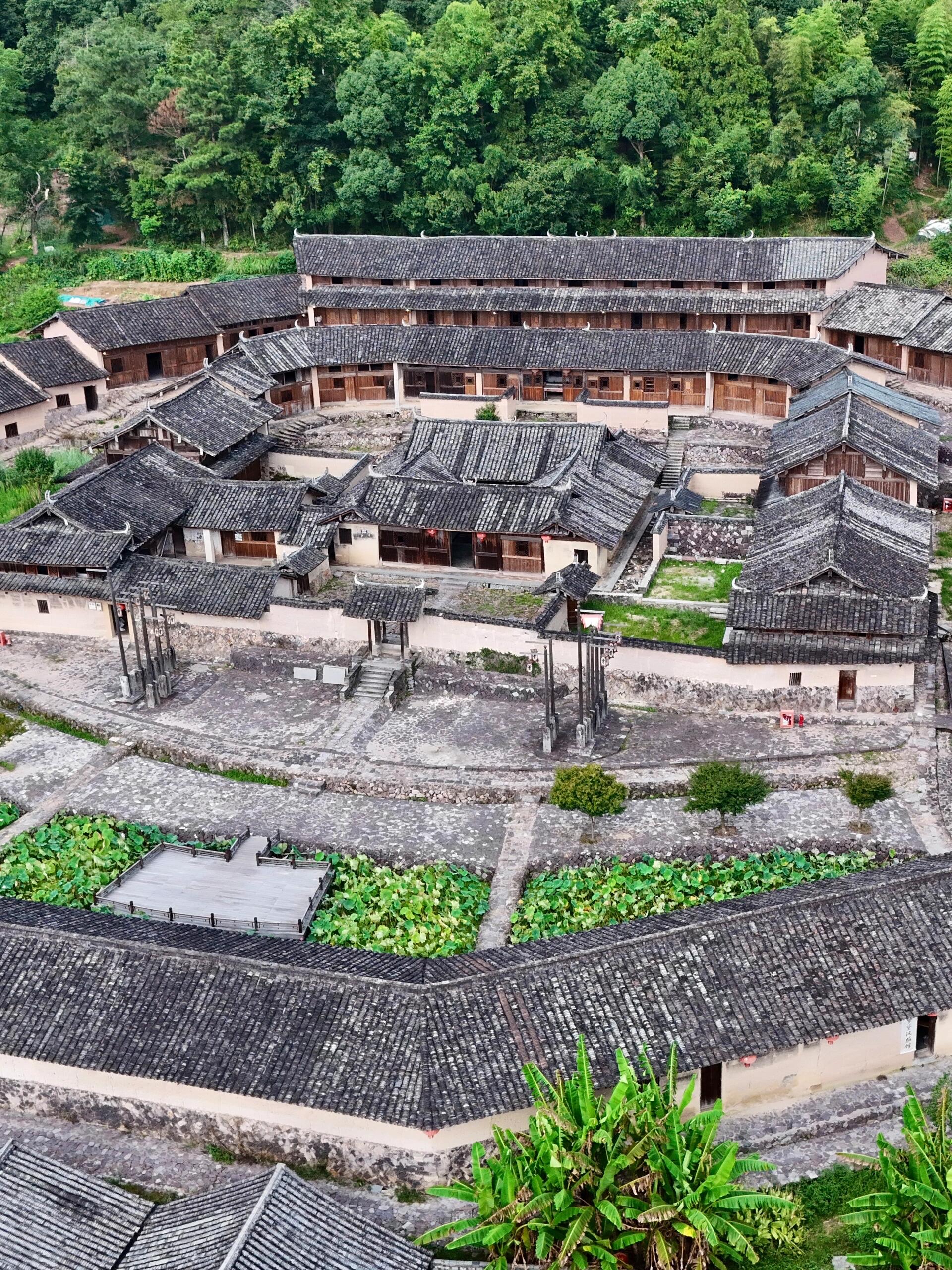 在温州,有一处被誉为"大鱼海棠"的土楼群,它静静地诉说着百年的故事