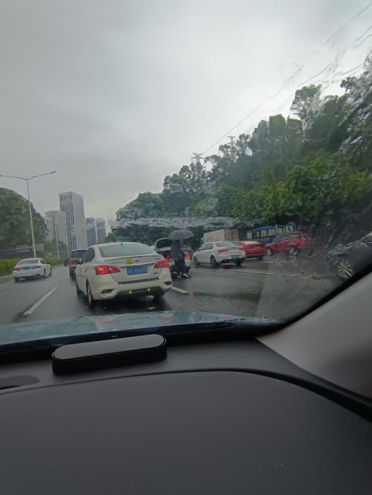 深圳早高峰车多缓行大家都在排队,有人非得插队硬挤还不打转向灯