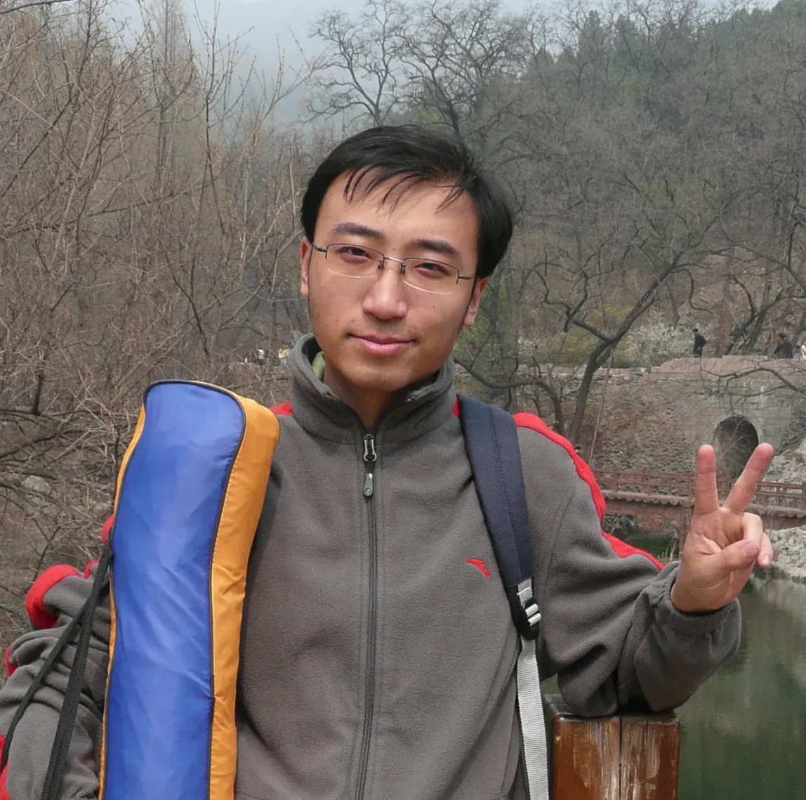 碰壁,后来他一气之下,跑去应聘月薪 4000 元的老师,校长看完他的简历